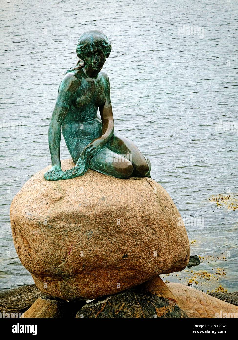 Kopenhagen, Dänemark - die berühmte Statue der kleinen Meerjungfrau aus dem Jahr 1913 auf einem Felsen am Eingang des Kopenhagener Hafens, Symbol der dänischen Hauptstadt, inspiriert Stockfoto