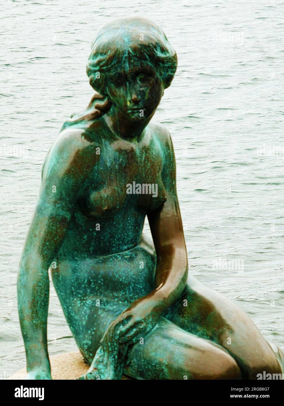 Kopenhagen, Dänemark - Nahaufnahme der berühmten Statue der kleinen Meerjungfrau aus dem Jahr 1913 auf einem Felsen am Eingang des Kopenhagener Hafens, Symbol der dänischen capi Stockfoto