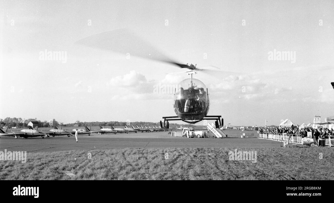 Bell 47D-1 G-ASJW (msn D12), von Airlift Ltd In Biggin Hill zur Flugmesse am 1968. Mai. (Dieser Hubschrauber wurde am 17. August 1973 zerstört). Stockfoto