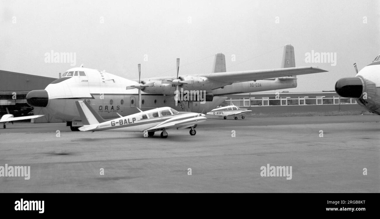(Ex Royal Air Force) Armstrong Whitworth AW.650 Argosy T.2 9Q-COA „Jason“ (msn 6791, ex XR136) von O.R.A.S. (Otrag Range Air Services) am Flughafen East Midlands, im November 1977. Nach dem Wegfall der Rolle von Argosy C.1 aus dem Frachttransport wurde beschlossen, 14 Argosies als Navigationstrainer für das RAF Training Command zu ändern, um die Vickers Varsity zu ersetzen. Nur zwei Flugzeuge wurden vollständig auf Argosy T.2 umgestellt (XP447 und XR136), bevor das Programm durch Kürzungen der Verteidigungsausgaben annulliert wurde. Als das T.2-Programm abgebrochen wurde, wurde die abgeschlossene XR136-Umwandlung an O.R.A. verkauft, die bereitstellen Stockfoto