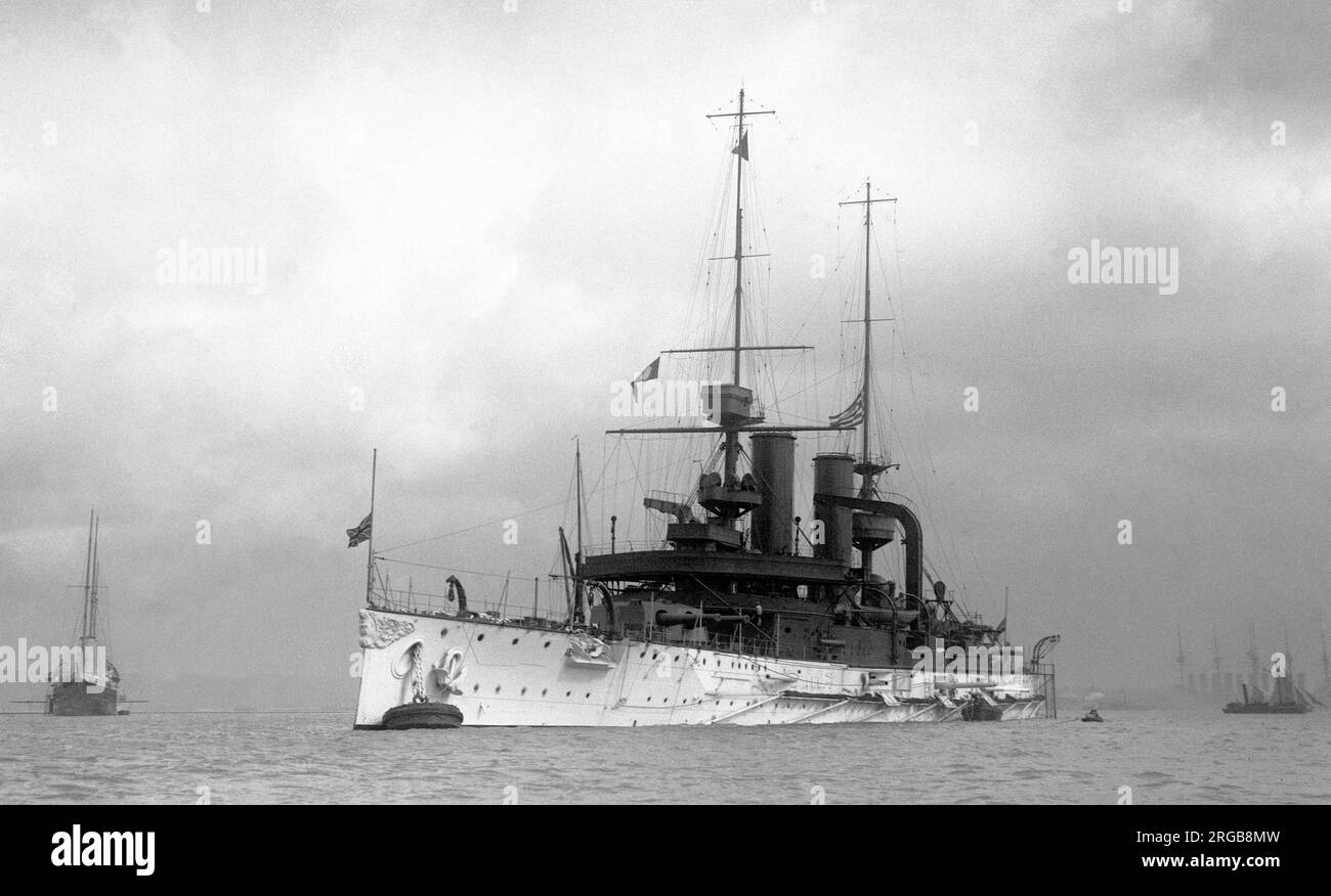 Royal Navy - HMS Swiftsure, das führende Schiff des vor-Dreadnought-Schlachtschiff der Swiftsure-Klasse, verlegt. Ursprünglich bekannt als Constitución, von der chilenischen Marine bestellt, aber vom Vereinigten Königreich gekauft als Teil der Beendigung des argentinisch-chilenischen Wettrüstens. Im britischen Dienst wurde Swiftsure zunächst der Binnenflotte und den Kanalflotten zugewiesen, bevor sie 1909 auf die Mittelmeerflotte übertragen wurde. Sie trat 1912 wieder der Home Fleet bei und wurde 1913 in die Station East Indies versetzt, um dort als ihr Flaggschiff zu fungieren. Nach Beginn des Ersten Weltkriegs im August 1914 begleitete Swiftsure Truppe C. Stockfoto
