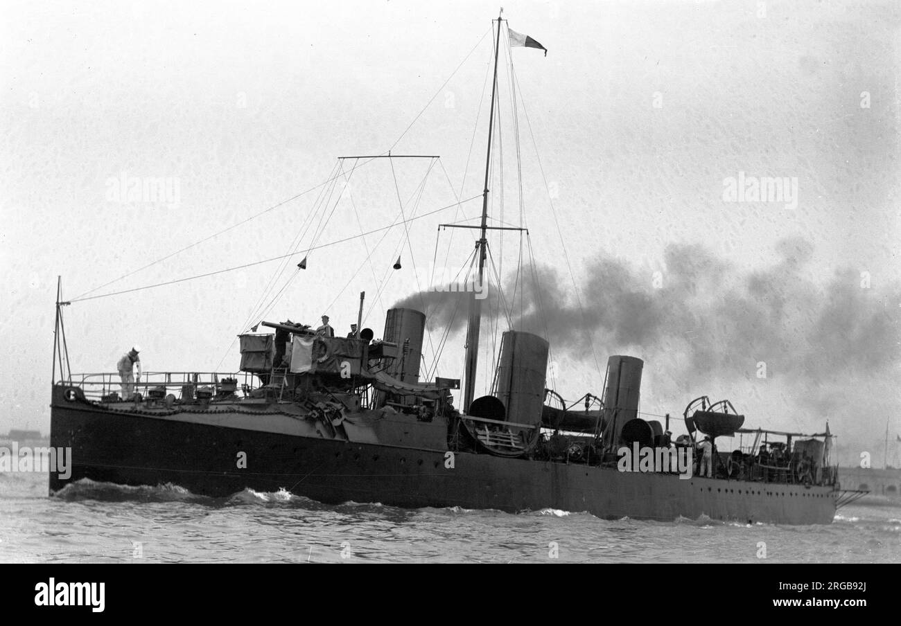 Royal Navy - HMS Vulture, ein Clydebank drei-Trichter - Zerstörer mit 30 Knoten bestellt nach Schätzungen der Marine von 1895 - 1896. Sie war das fünfte Schiff, das diesen Namen trug, seit er 1776 für eine 14-Pistolen-Schlinge eingeführt wurde, die bis 1802 verkauft wurde. Am 26. November 1895 wurde in der Werft J & G Thompson in Clydebank als Yard Number 291 festgelegt. Ihr Rumpf wurde auf 222 Fuß verlängert, am 22. März 1898 gestartet und im Mai 1900 fertiggestellt. Nach der Inbetriebnahme wurde sie der Chatham Division der Harwich Flotilla zugeteilt. Sie wurde für ihr ganzes Leben in Home Waters eingesetzt. 1914 unterzog sie sich einem Schiedsrichter Stockfoto