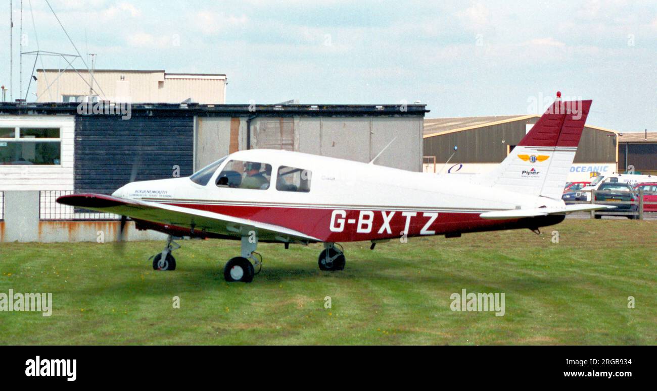 Piper PA-28-161 Cadet G-BXTZ (msn 2841181), von Bournemouth Commercial Flight Training, am Flughafen Hurn. Stockfoto