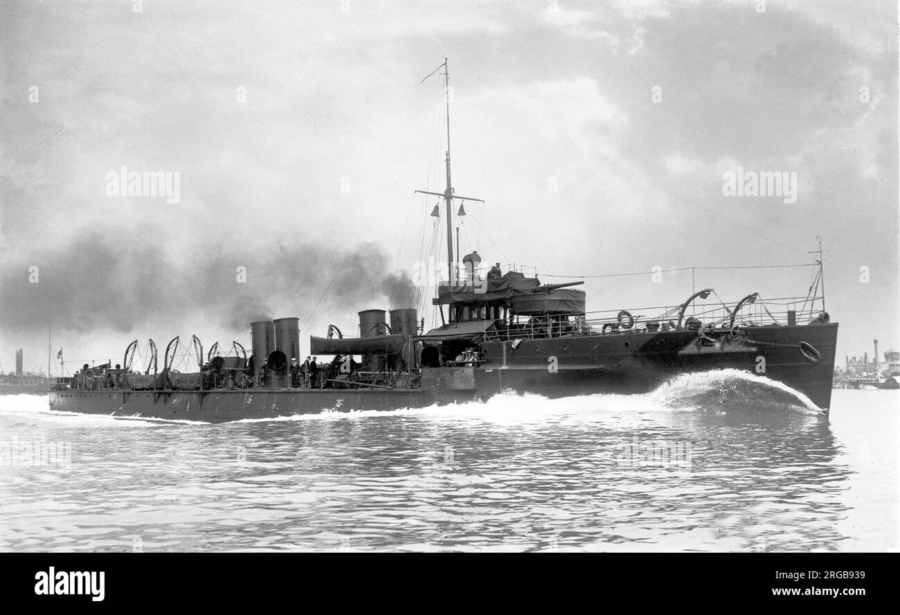 Royal Navy - HMS Usk, eine Zerstörerin der Yarrow-Klasse, die nach Schätzungen der Marine von 1901 bis 1902 angeordnet wurde und nach dem Usk in Wales benannt ist, der durch Newport fließt. Sie war das erste Schiff, das diesen Namen in der Royal Navy trug. USK diente beim Zerstörer Flotilla an der Ostküste, dann wurde sie 1909-1910 zur China Station eingeteilt. Im Juli 1914 entsandte sie mit der China-Staffel nach Tsingtao, um die deutsche Basis zu blockieren, bis sie im November 1914 fiel. Nach dem Sturz von Tsingtao wurde sie im November 1914 zur Unterstützung der Kampagne der Dardanellen in die Mittelmeerflotte versetzt. Am 25. April 1915, un Stockfoto
