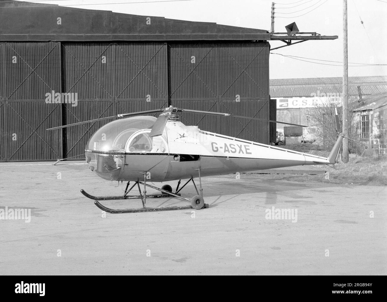 Brantly B-2B G-ASXE (msn 445), British Executive Aviation Services Ltd., am Flughafen Oxford-Kidlington, im Februar 1967. Stockfoto