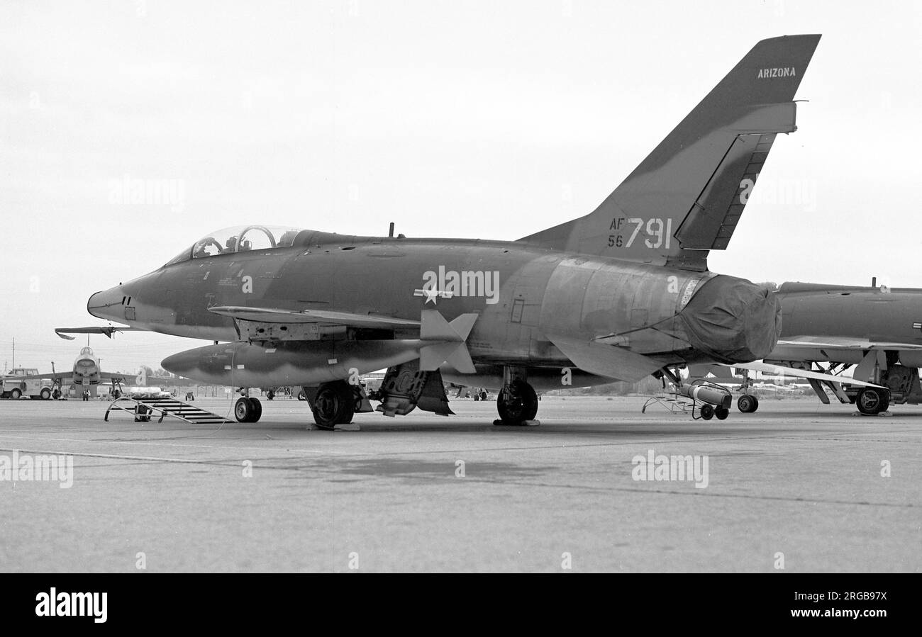 United States Air Force - North American F-100F-10-NA Super Sabre 56-3791 (msn 243-67), der Arizona Air National Guard, in Tucson im Januar 1976. Später wurde dieses Flugzeug in QF-100F #403 umgewandelt. Die am 1. August 1990 von einer AIM-7-Rakete abgeschossen wurde. Stockfoto