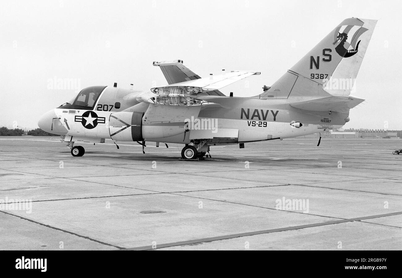 United States Navy - Lockheed S-3A Viking 159387 (msn 394A-1023, Einheitencode „NS“, Rufzeichen „207“) von VS-29, Naval Air Station North Island, in San Diego Bay. 159387 wurde zum „Navy 1“, als sie Präsident George W. Bush am 1. Mai 2003 zur USS Abraham Lincoln transportierte. Sie wurde am 25. September 2003 entlastet und befindet sich jetzt im National Museum of Naval Aviation, Pensacola, Florida. Stockfoto