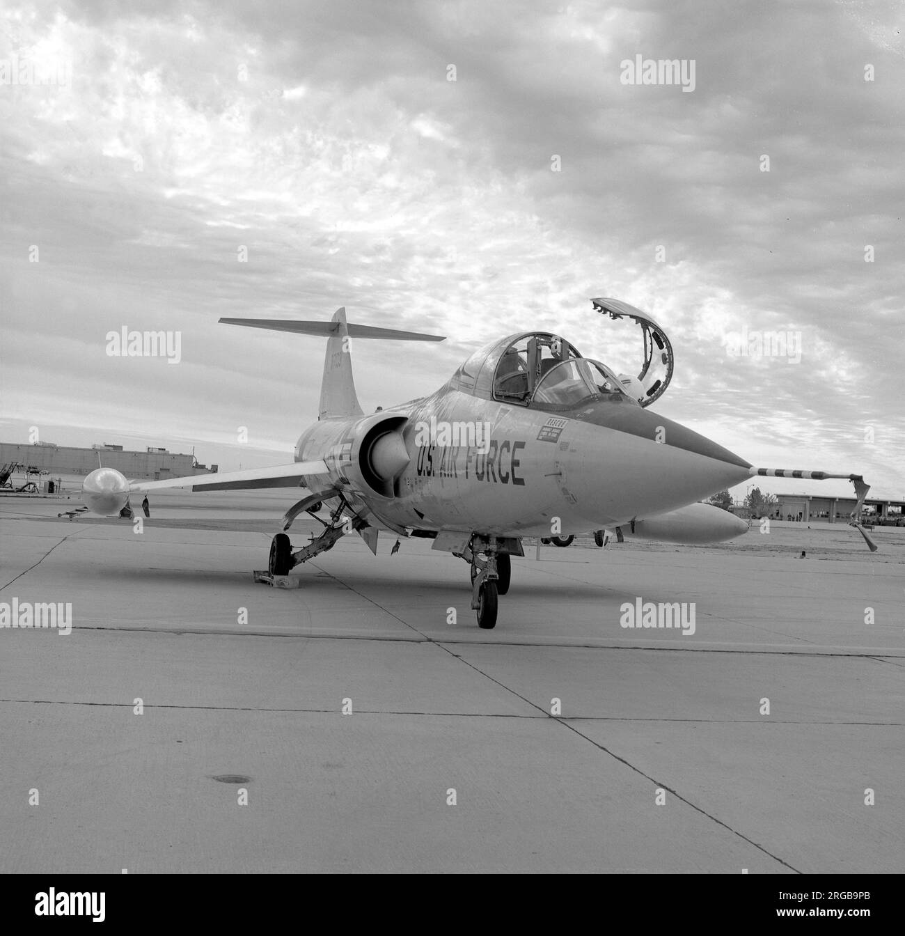 United States Air Force - Lockheed F-104D-15-LO Starfighter 57-1331 (msn 483-5043), des USAF Flight Test Center am Luftwaffenstützpunkt Edwards in Kalifornien; wird unter anderem als Verfolgungsflugzeug für X-15-Einsätze eingesetzt. Stockfoto