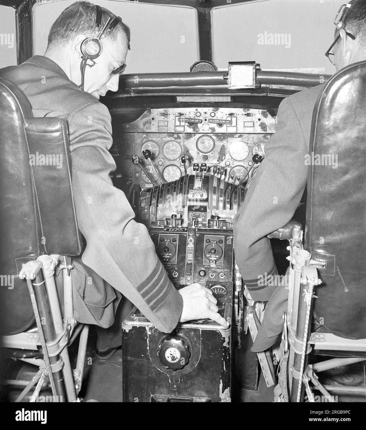 Convair CV-240-4 N8326C 'Air Chief Seneca' (msn 112) von Mohawk Airlines, wobei die Flugbesatzung ihre Checkliste für die Flugvorbereitung im Cockpit ausführt. Stockfoto