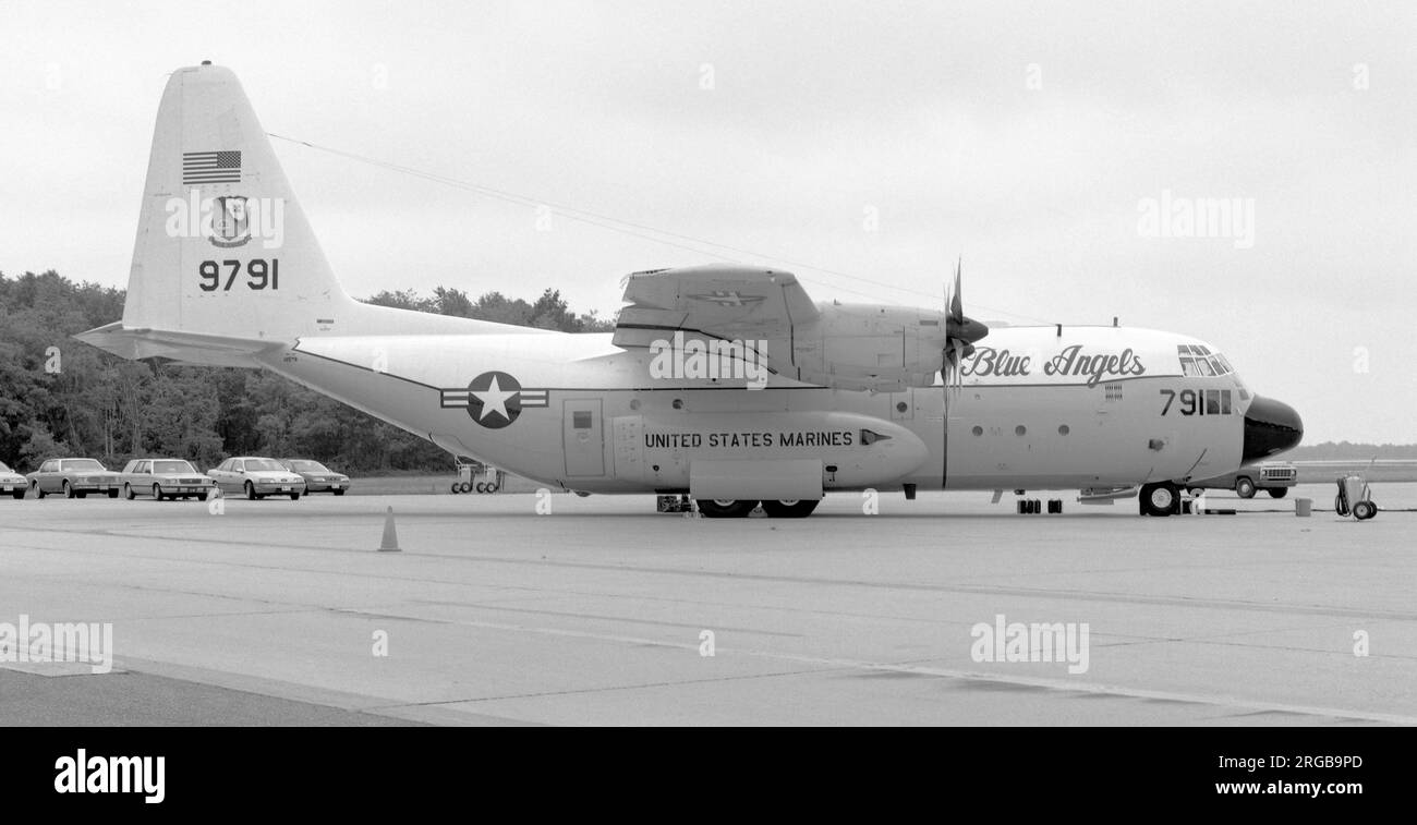 United States Marine Corps - Lockheed KC-130F Hercules 149791 „Fat Albert“ (msn 282-3657), die Blue Angels unterstützen Flugzeuge von 1988 bis 1991, gesehen am 21. Mai 1988 auf dem Luftwaffenstützpunkt Andrews. Als GV-1 bestellt und gebaut und 1962 als KC-130F umbenannt, flog 149791 auch mit VMGR-252, VMGR-152, VMGR-234 und VMGR-352, genannt „Christine“, bevor er am 20. April 2005 entlastet wurde. Stockfoto