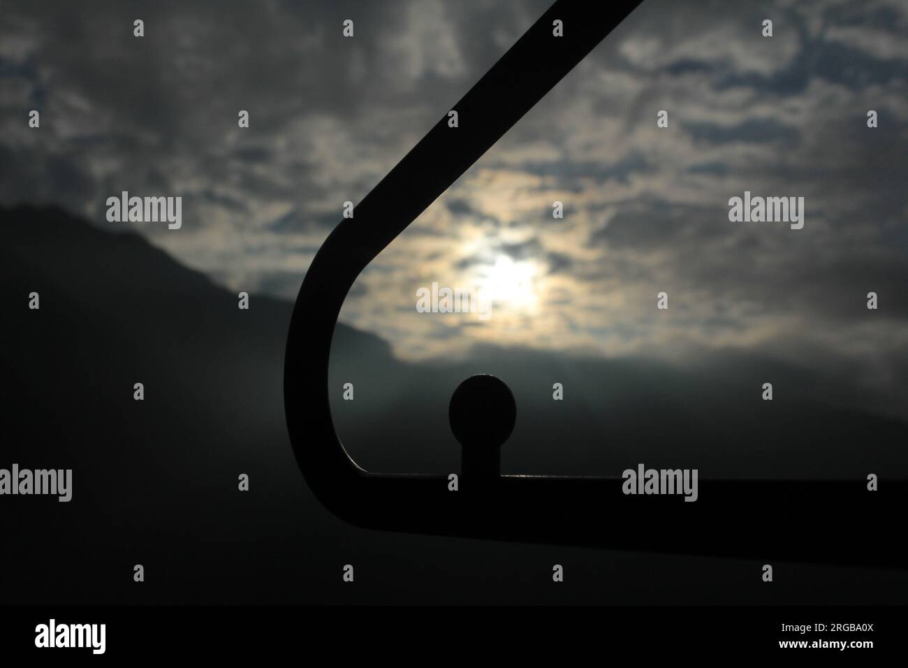 Wunderschöner Sonnenaufgang mit abstraktem Objekt Stockfoto