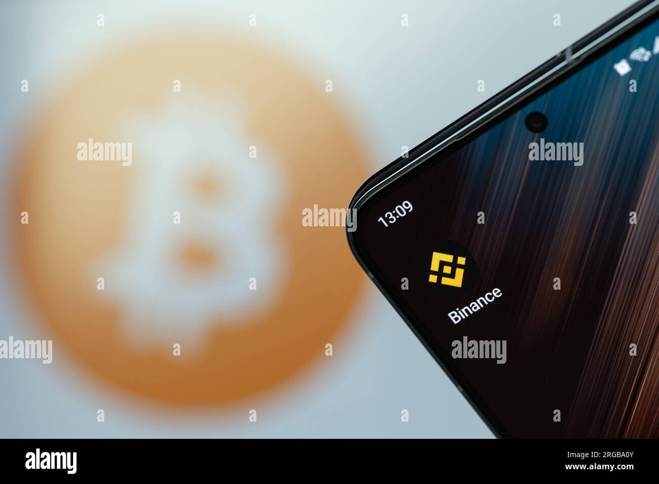 New York, USA - 6. August 2023: Nahaufnahme des Binance App-Symbols auf dem Smartphone mit verschwommenem Logo-Hintergrund Stockfoto