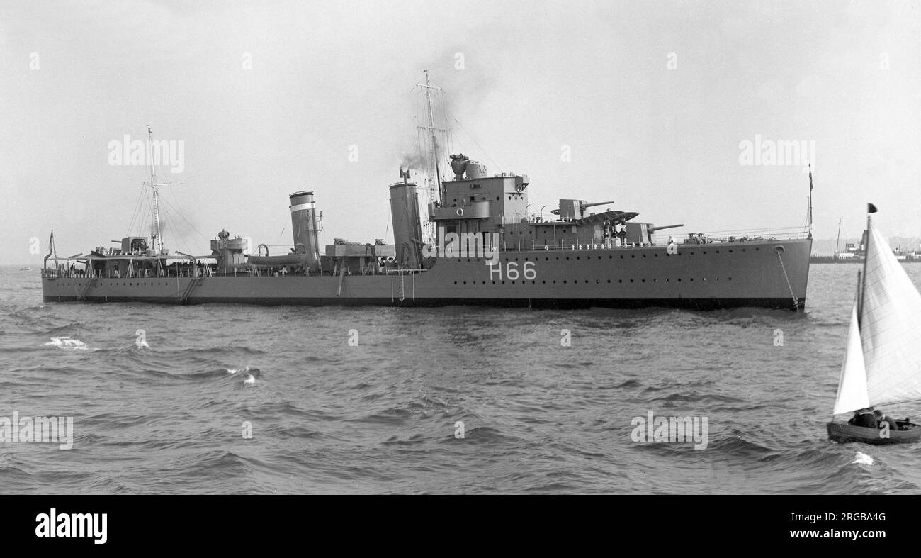 Royal Navy - HMS Escort, ein Zerstörer der E-Klasse, erbaut für die Royal Navy in den frühen 1930er. Obwohl das Schiff nach seiner Fertigstellung der Heimatflotte zugeteilt wurde, war es während der Krise in Abessinien von 1935 bis 36 an die Mittelmeerflotte angeschlossen. Während des spanischen Bürgerkriegs von 1936-1939 verbrachte sie beträchtliche Zeit in spanischen Gewässern und setzte die von Großbritannien und Frankreich auf beiden Seiten des Konflikts verhängte Waffenstillstandsblockade durch. Die Eskorte wurde als Konvoi-Eskorte und U-Boot-Patrouillendienst in den westlichen Annäherungen eingesetzt, als der zweite Weltkrieg im September 1939 begann. Während der norwegischen Kampagne, die Schiffseskorte Stockfoto