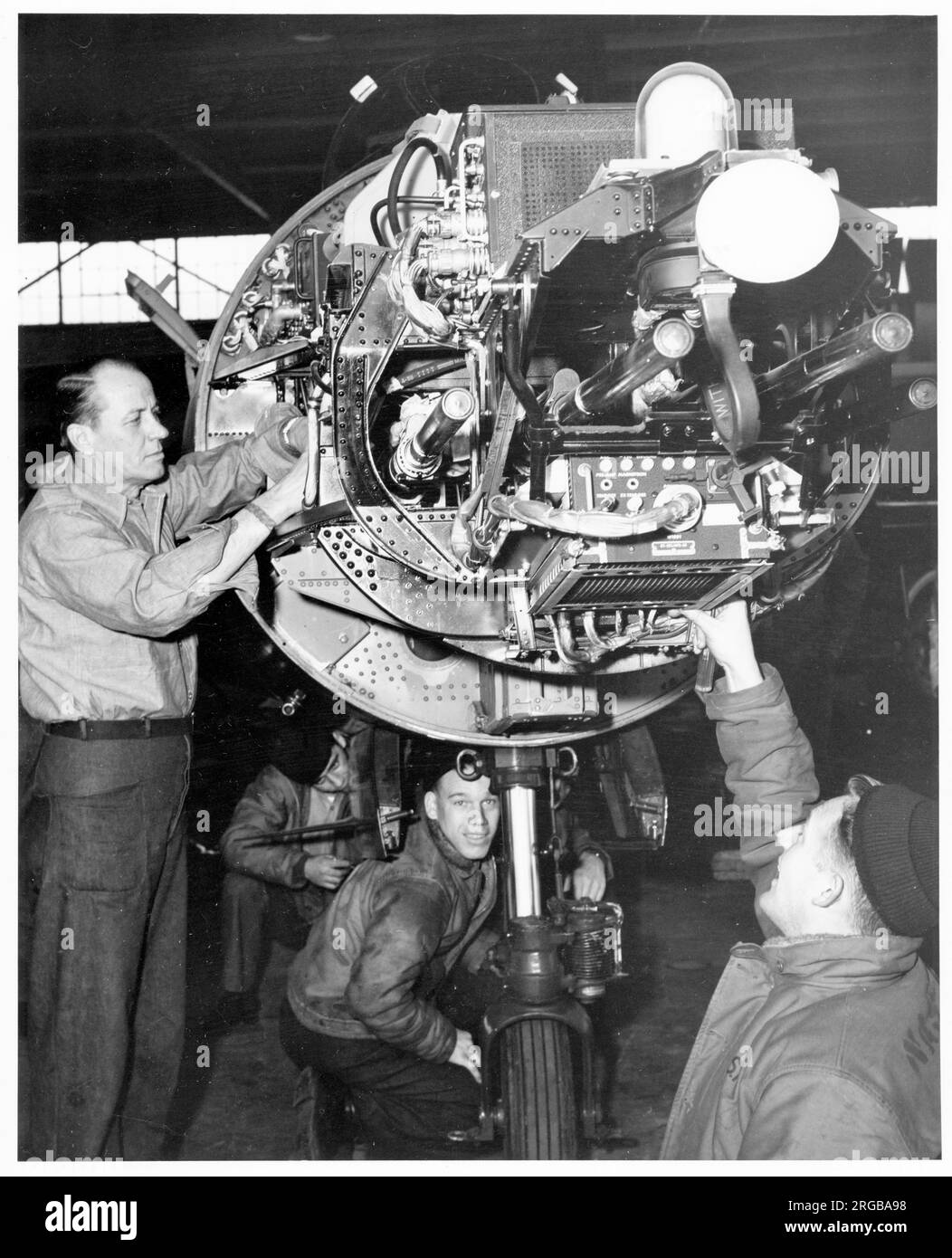 Trainees der US Navy Reserve, die am 7. Februar 1955 in der Naval Air Station Columbus in Ohio Verfahren mit der 20mm-Kanone und DEM AN/APR-30-Gewehrradargerät eines Grumman F9F durchführen. Stockfoto