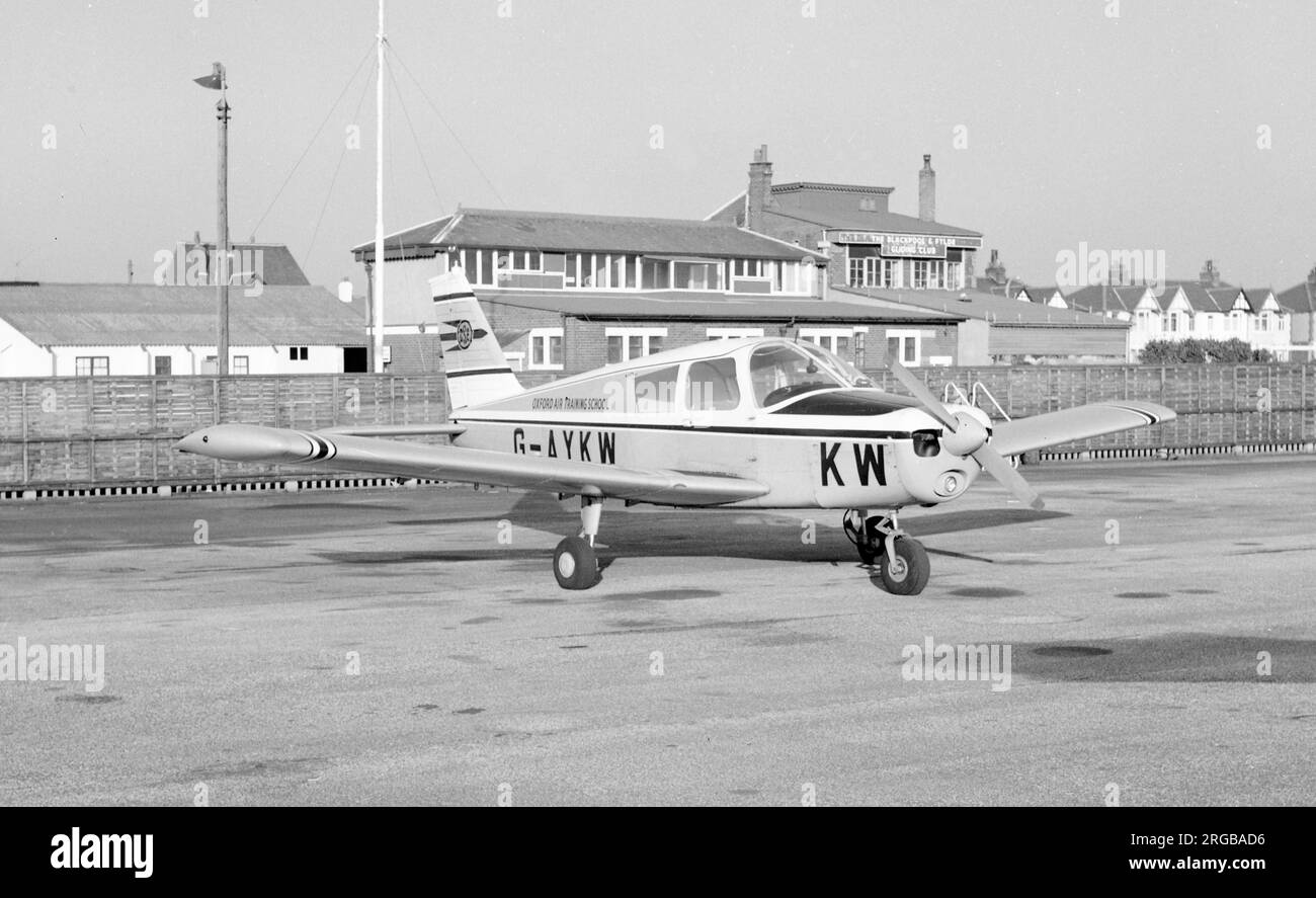 Piper PA-28-140 Cherokee C G-AYKW (msn 28-26931), von der Oxford Air Training School, am Flughafen Blackpool-Squire's Gate im April 1972. Stockfoto