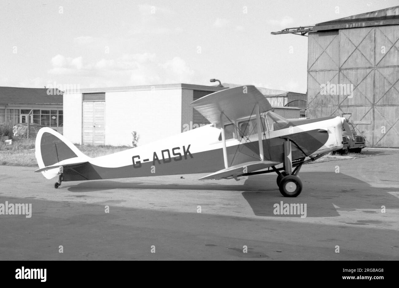 De Havilland DH.87B Hornet Moth G-ADSK (msn 8091), auf dem Booker Aerodrome im März 1976. Stockfoto