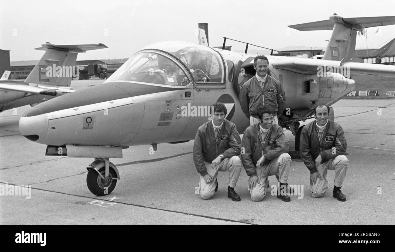 Österreichische Luftwaffe - SAAB 105O, des "Karo AS"-Aerobatikteams, mit den Piloten, die vor einem ihrer Flugzeuge posieren. Karo AS' wurde 1975 gegründet und fliegt vier SAAB 105O-Trainer, wurde aber 1984 aufgelöst. Stockfoto