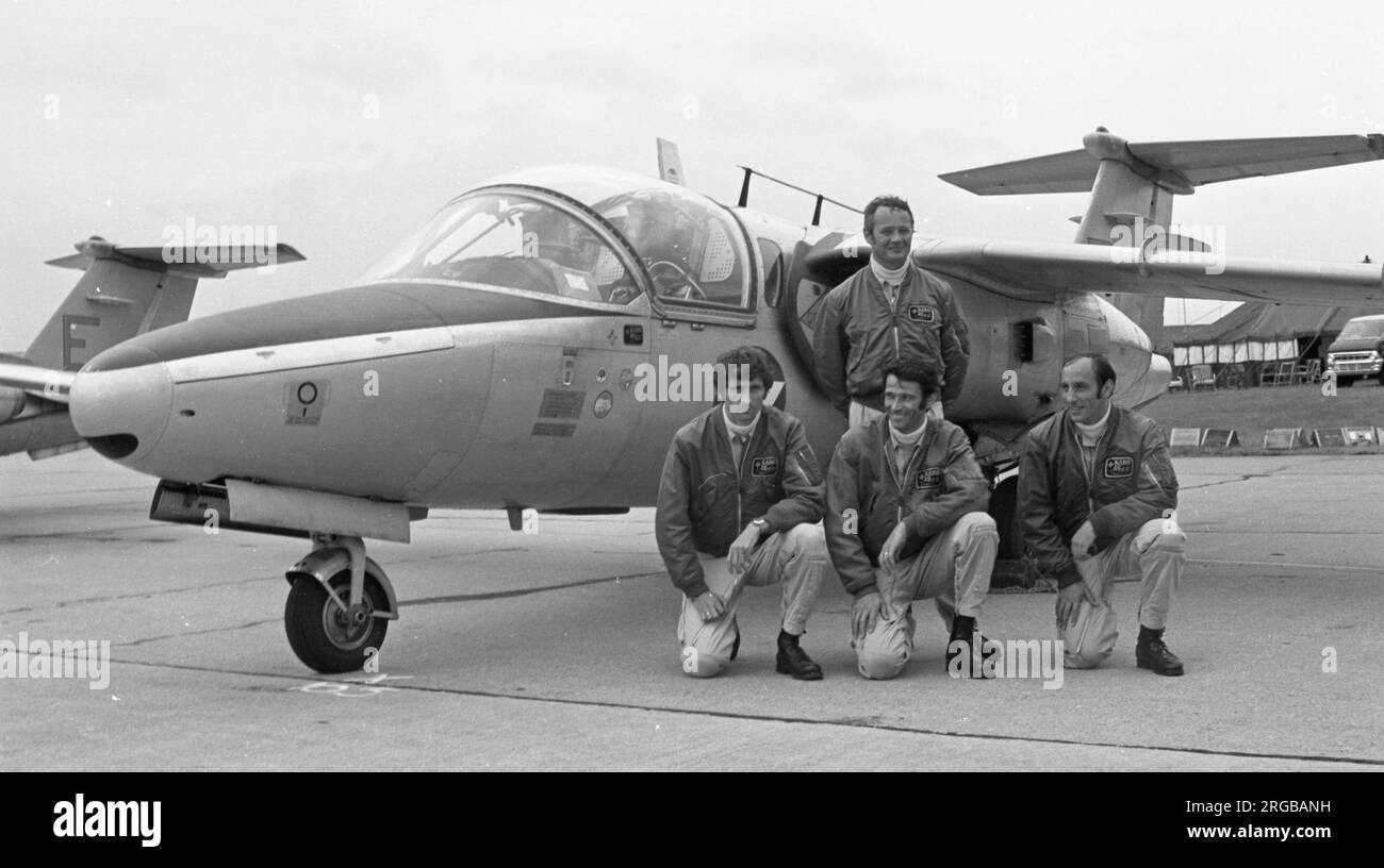 Österreichische Luftwaffe - SAAB 105O, des "Karo AS"-Aerobatikteams, mit den Piloten, die vor einem ihrer Flugzeuge posieren. Karo AS' wurde 1975 gegründet und fliegt vier SAAB 105O-Trainer, wurde aber 1984 aufgelöst. Stockfoto