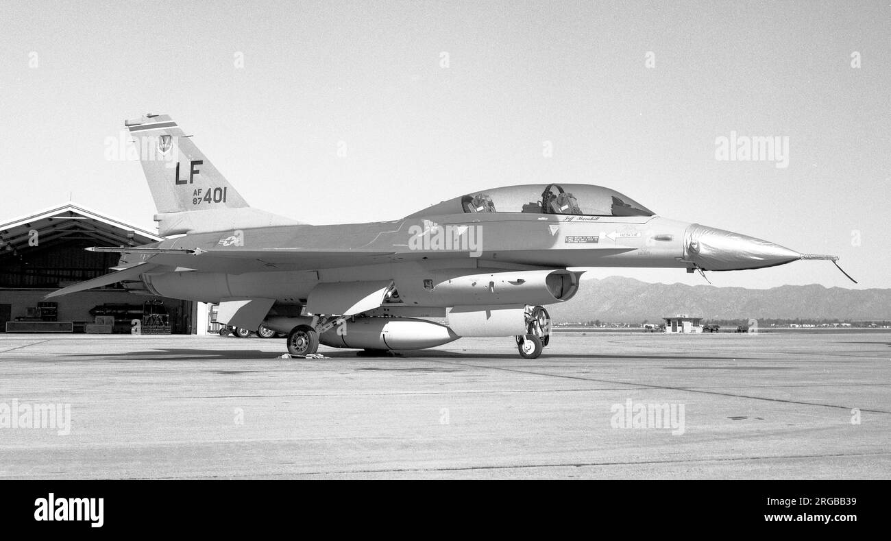 United States Air Force - General Dynamics F-16B Block 15Z OCU Fighting Falcon 87-0401 (msn 28-1, Basiscode 'LF'), vom 311. Taktischen Kampfgeschwader, 58. Taktischen Trainingsflügel, am Luftwaffenstützpunkt Luke, am 7. Mai 1988. Gebaut für den Export nach Singapur im Jahr 885, unter Projekt Peace Carvin I, und später geliefert an die Royal Thai Air Force im Jahr 10319. Stockfoto