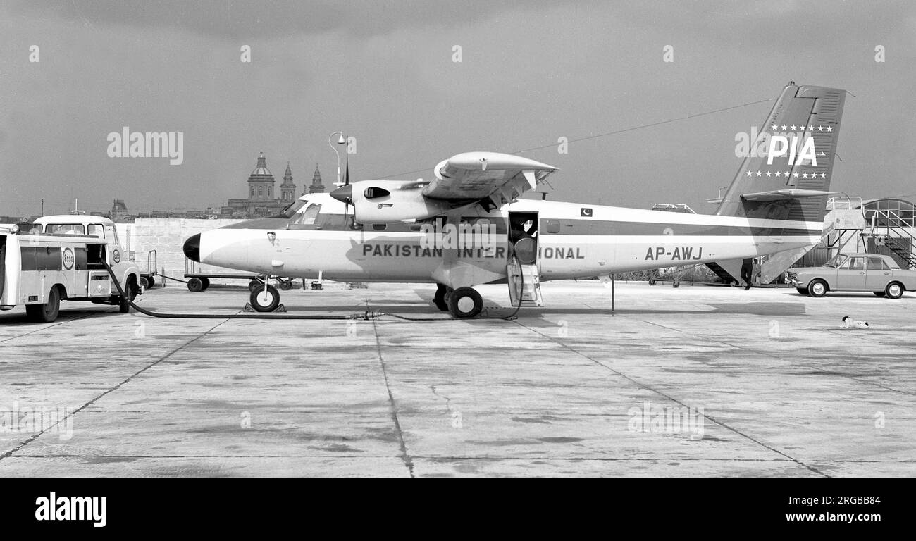 De Havilland Canada DHC-6-300 Twin Otter AP-AWJ (msn 298) von Pakistan International Airlines am RAF Luqa / Luqa International Airport, am 12. März 1971, während des Auslieferungsflugs, wobei der Flughafenhund den Tankvorgang überwacht. Stockfoto