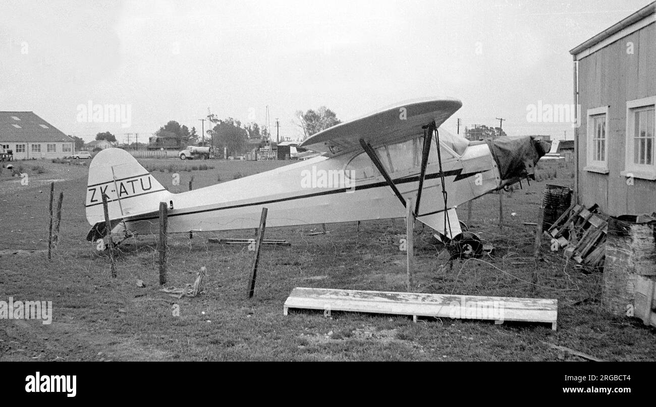 Piper J3C-65 Cub ZK-ATU (msn 9538), in Fielding, NZ. (Gebaut als L-4B Grashopper 43-677, für die United States Army Air Force.) Stockfoto
