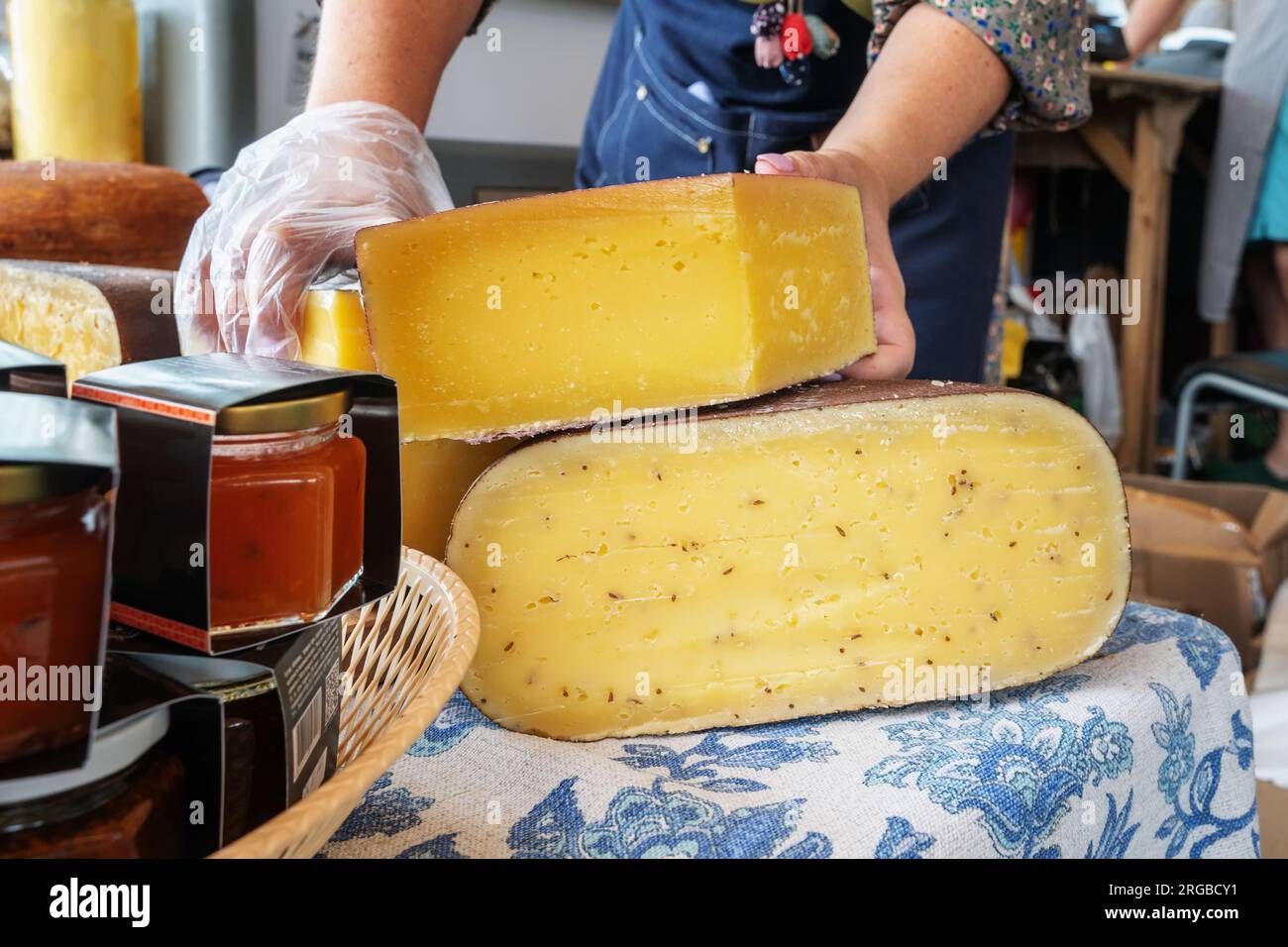 Russischer Bauernkäse vom Hersteller. Auswahl an leckerem Käse auf der Theke. Stockfoto