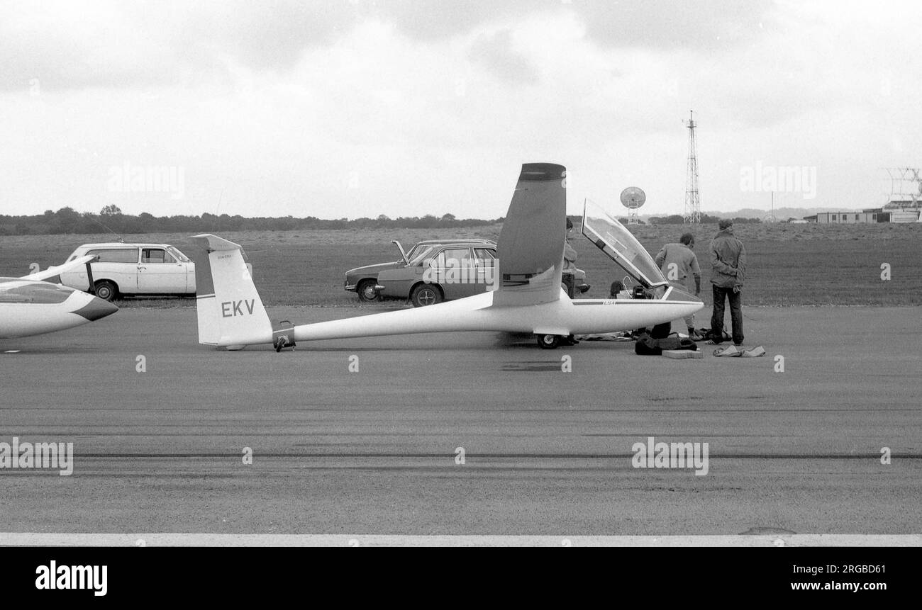 Rolladen-Schneider LS4 EKV (msn 4102) in Lasham, gegenüber der RAE-Telemetrie-Station, für einen regionalen Gleitflugwettbewerb in den 1980er Jahren. Stockfoto