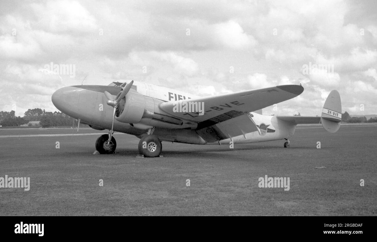 Lockheed 18-56 Lodestar ZK-BVE (msn 2020, ex NC25630), von Fieldair Ltd., in Whenuapai, Neuseeland, am 1. April 1961. Stockfoto