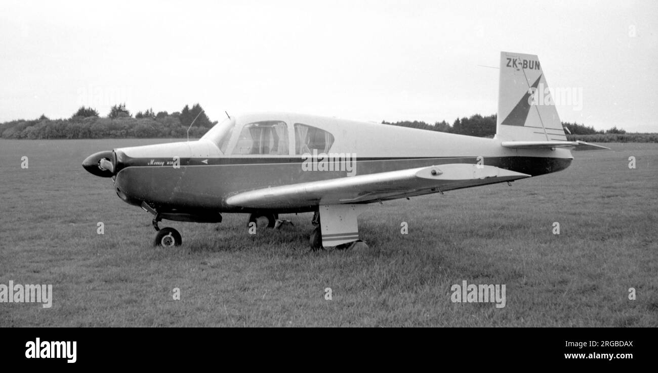 Mooney M.20A ZK-BUN (msn ), in Mangere NZ., am 24. April 1960. (Abgeschrieben bei einem tödlichen Absturz am 16. September 1960, als der neue Besitzer Dokumente fälschte und Beamte täuschte, die behaupteten, ein kommerzieller Pilot zu sein, obwohl er eigentlich ein Flugschüler ohne Qualifikationen war. Nachdem er einen illegalen Passagierflug durchgeführt hatte, startete er zu einem anderen Flug unter IFR-Bedingungen. Nachdem er in die Wolke eingedrungen war, sah man, wie sein Flugzeug die Wolke in einem vertikalen Tauchgang verließ, aber das Flugzeug traf nach dem Absenken Bäume und tötete den Piloten). Stockfoto