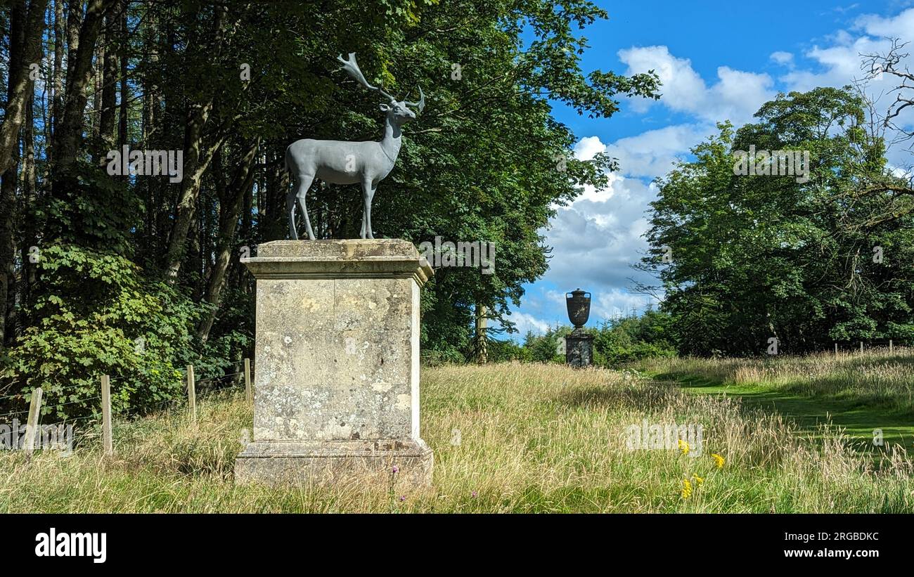 Hirsch und Urne, Haddo House und Country Park, Aberdeenshire, Schottland Stockfoto