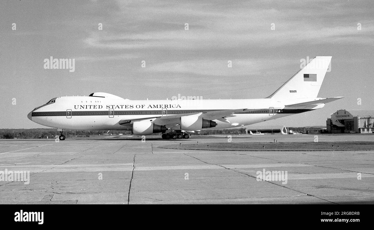 United States Air Force - Boeing E-4B 75-0125 (msn 20949), des 1. Luftleitungs- und Kontrollgeschwaders, am Offutt Air Force Base, Nebraska, am 8. Juli 1979. (Der E-4BS wurde von 747-200s mit 2.500-lb CF6-50E2-Motoren, nuklearem elektromagnetischen Impulsschutz, Abschirmung gegen nukleare und thermische Effekte, fortschrittlicher Elektronik und einer Vielzahl von Kommunikationsgeräten umgebaut). Stockfoto