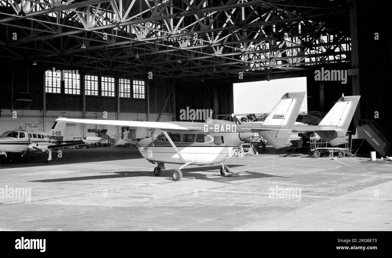 Cessna 337C Super Skymaster G-BARD (msn 337-0857), am Flughafen Liverpool-Speke im Mai 1977. Stockfoto