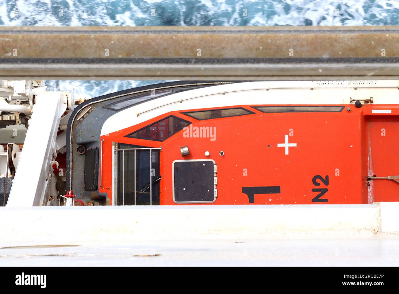 Rettungsbootboot mit einer Kapazität von 120 Personen an Bord des Kreuzfahrtschiffs Arcadia. Sie werden verwendet, um Passagiere an Land zu bringen, wenn das Schiff nicht anlegen kann. Stockfoto