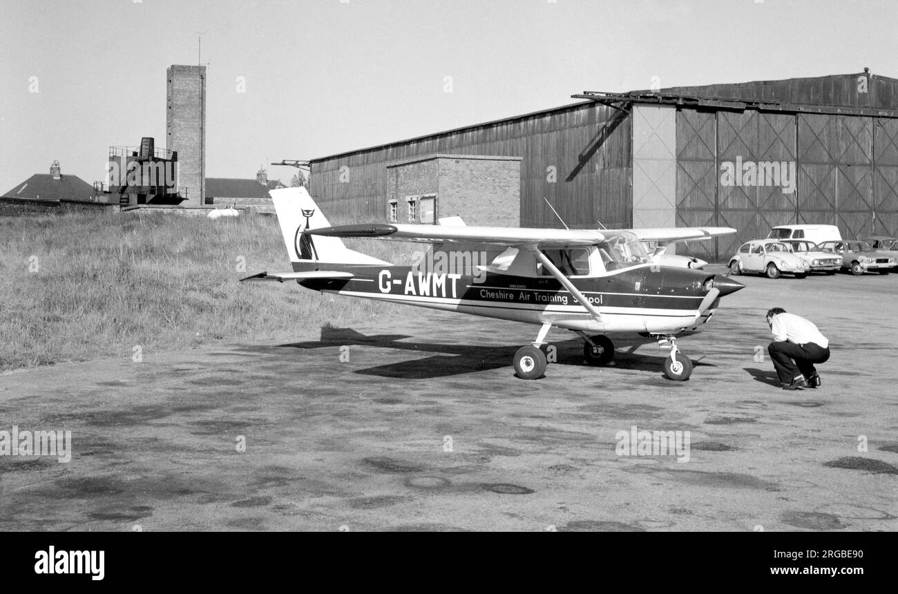 Cessna 150 G-AWMT am Flughafen Liverpool-Speke im Mai 1977. Stockfoto