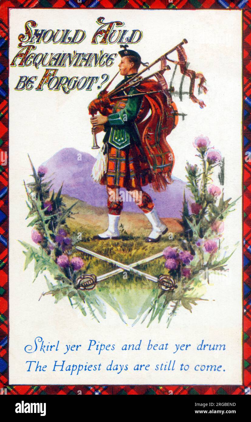 Ein schottischer Highlander Piper spielt Auld lang Syne, während er durch die Disteln und die Heidekraut spaziert... Stockfoto