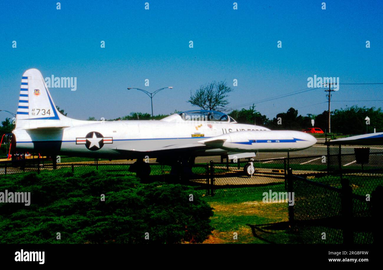 Lockheed T-33A-5-LO 52-9734 (msn 580-7959), ausgestellt im Air Power Park and Museum (in der Nähe des Luftwaffenstützpunkts Langley), Hampton, Virginia. (Hinweis: Der T-33A in Vermont ANG Base, Burlington, VT ist 58-0592 als 52-9734 lackiert). Stockfoto
