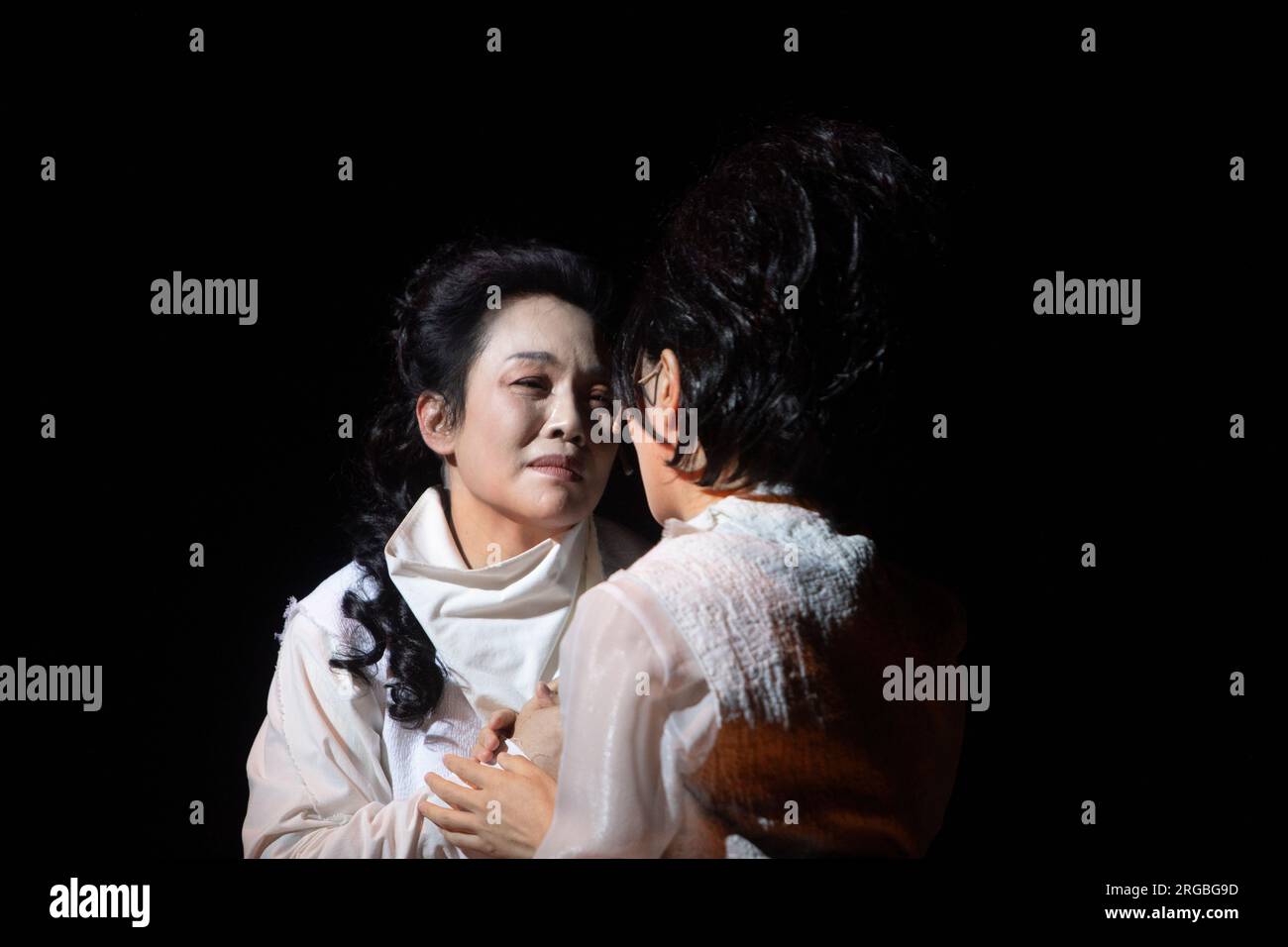 Edinburgh. Schottland, Großbritannien. 8. Aug. 2023. Fototermin: Trojan Women Short Performance Extract mit der Besetzung von Trojan Women in voller Kostüm im Festival Theatre als Teil des Edinburgh International Festival. Mi 9 - Fr 11 Aug Bildgutschein: Pako Mera/Alamy Live News Stockfoto