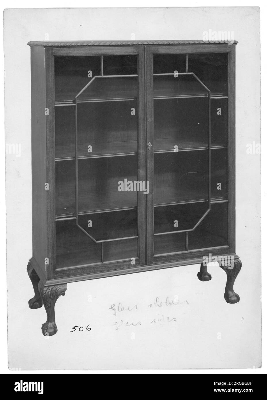 Mahagoni-Bücherregal mit Glasfront aus einem Katalog mit Möbelausstellungsräumen, Nummer 506. Stockfoto