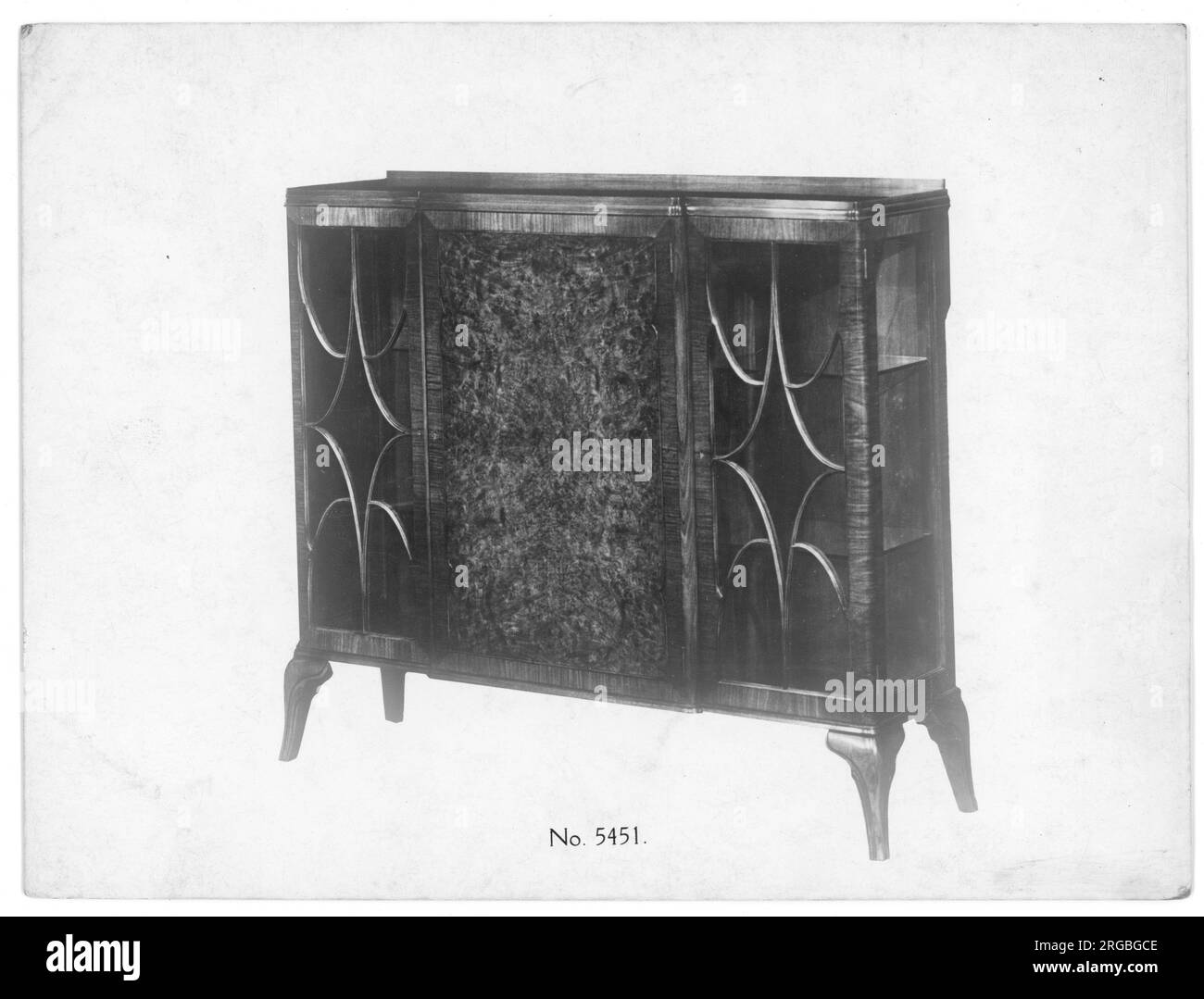 Walnusskabinett im Art déco-Stil aus einem Katalog mit Möbelausstellungsräumen, nummeriert als Nummer 5451 Stockfoto