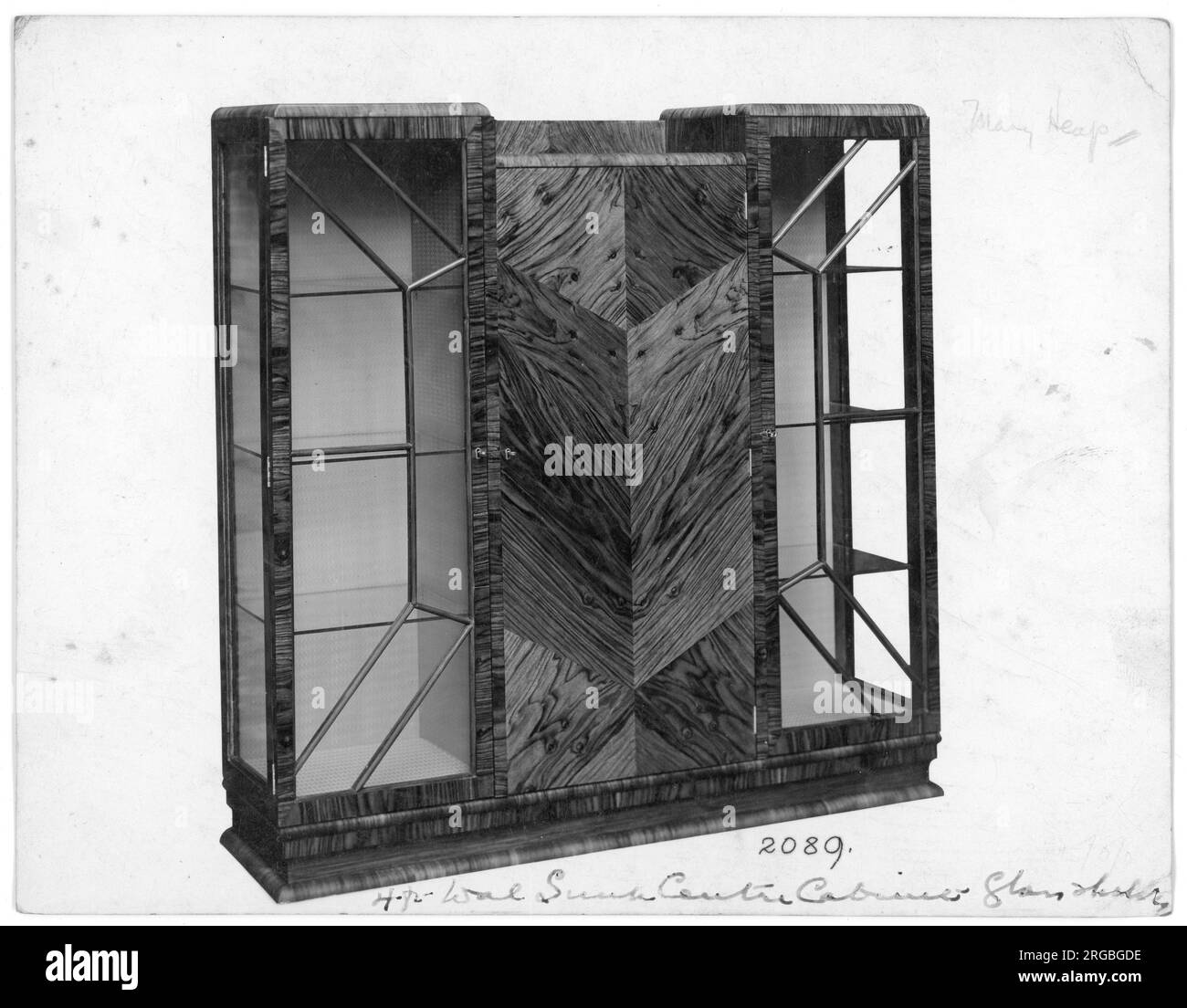 Art déco-Ausstellungsschrank mit Walnuss- und Glasfront aus einem Katalog für Möbelausstellungsräume, nummeriert als Nummer 2089. Stockfoto