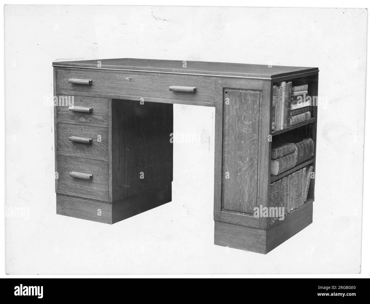 Ein Schreibtisch aus Eichenholz mit Buchaufbewahrung an der Seite, aus einem Möbelkatalog. Nummer 1220. Stockfoto