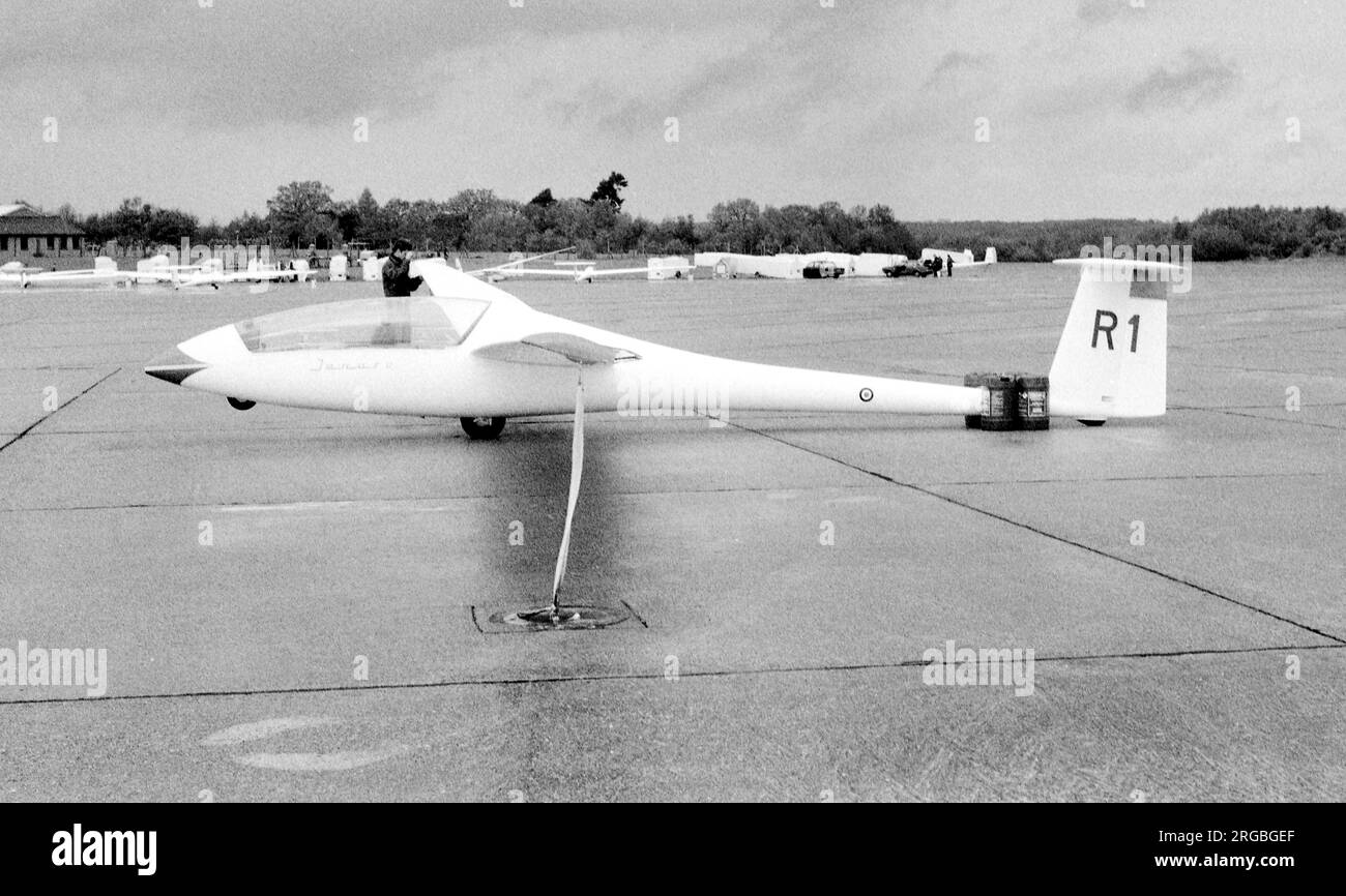 Schempp-Hirth Janus C 'R1' von der Royal Air Force Gliding and Soaring Association bei der RAF Greenham Common für einen Interservice Regional Gliding-Wettbewerb in den 1980er Jahren. Stockfoto