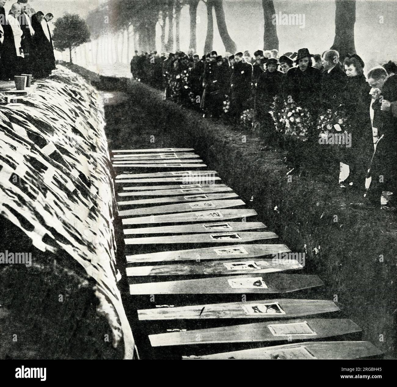 Beerdigung der Opfer von Luftangriffen in Portsmouth, 1941. Januar WW2 - die Stadt wurde für einen Angriff als Südküsten-Marinestützpunkt ausgewählt. Stockfoto