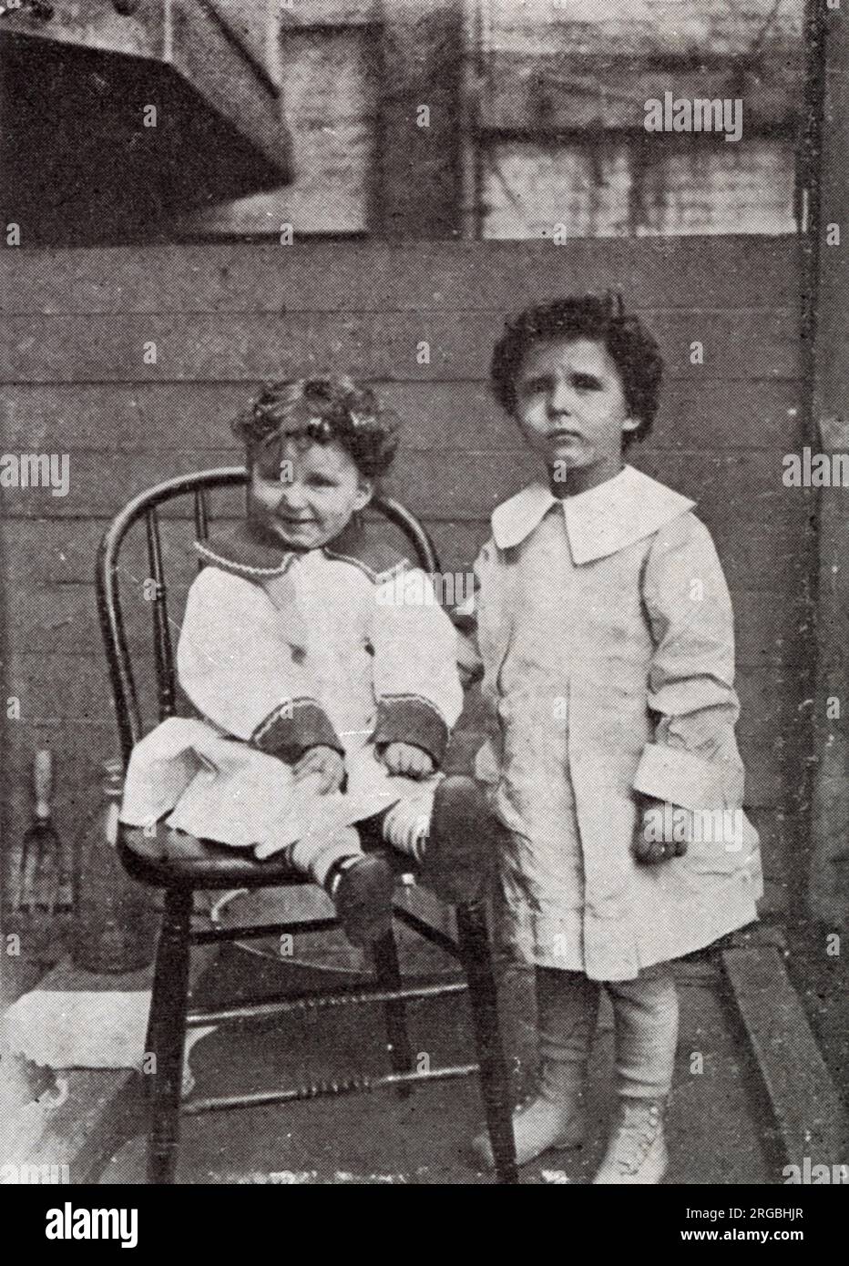 Die französischen Brüder Lolo (oder Michael) und Momon (oder Edmund) Navratil, Überlebende der Titanic-Katastrophe, die anfangs ihre Namen nicht kannten. Die Brüder heißen Lolo und Louis auf diesem Foto. Stockfoto