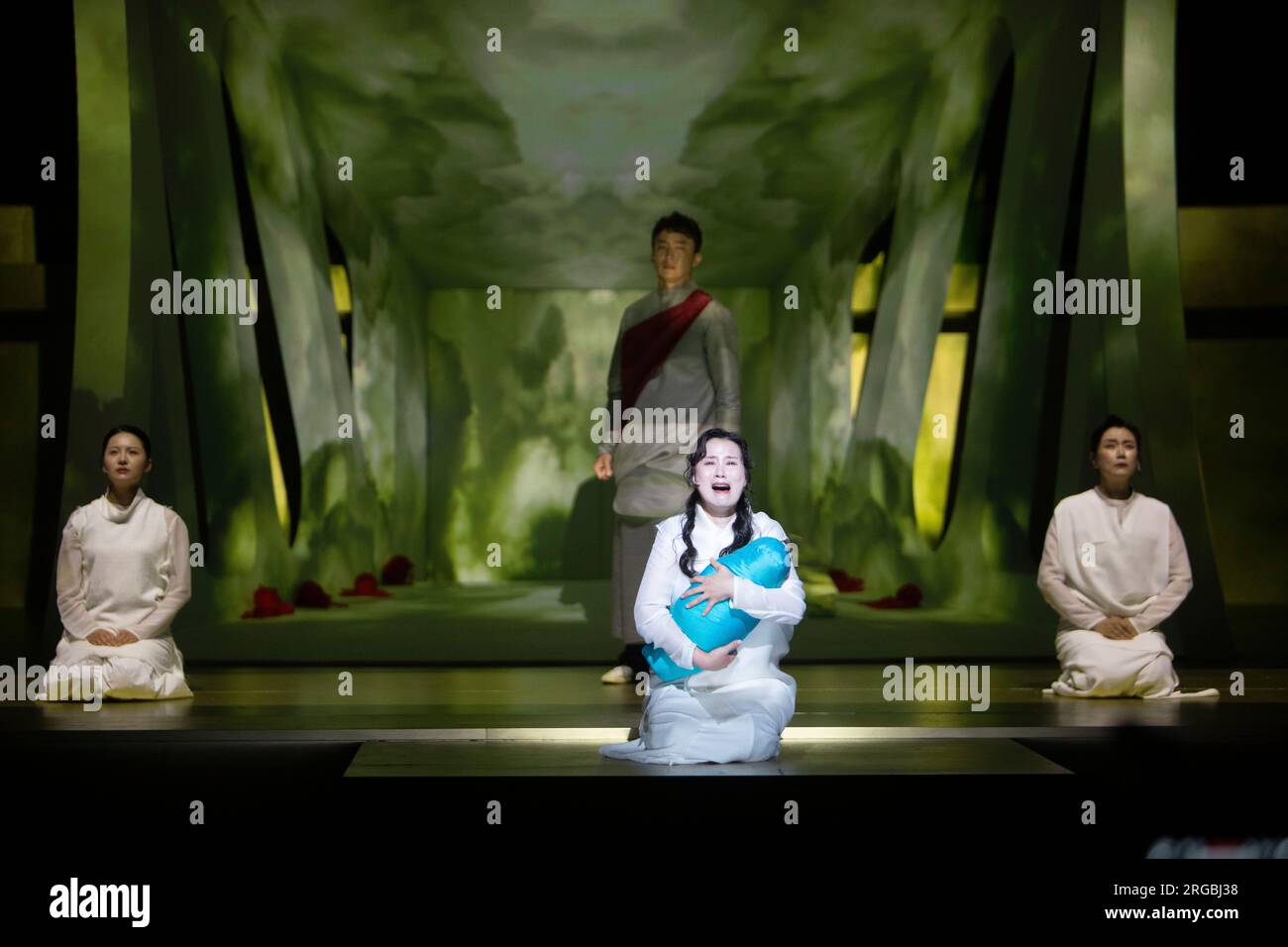 Edinburgh. Schottland, Großbritannien. 8. Aug. 2023. Fototermin: Trojan Women Short Performance Extract mit der Besetzung von Trojan Women in voller Kostüm im Festival Theatre als Teil des Edinburgh International Festival. Mi 9 - Fr 11 Aug Bildgutschein: Pako Mera/Alamy Live News Stockfoto