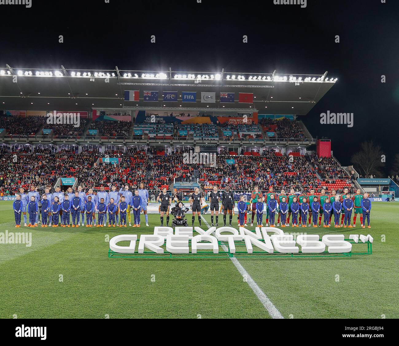 Adelaide/Tarntanya, Australien, 8. August 2023, FIFA Frauen-Weltmeisterschaft, Teams und Beamte bereiten sich vor ihrem Spiel im Hindmarsh Stadium auf die Nationalhymnen Frankreichs und Marokkos vor. Credit: Mark Willoughby/Alamy Live News Stockfoto