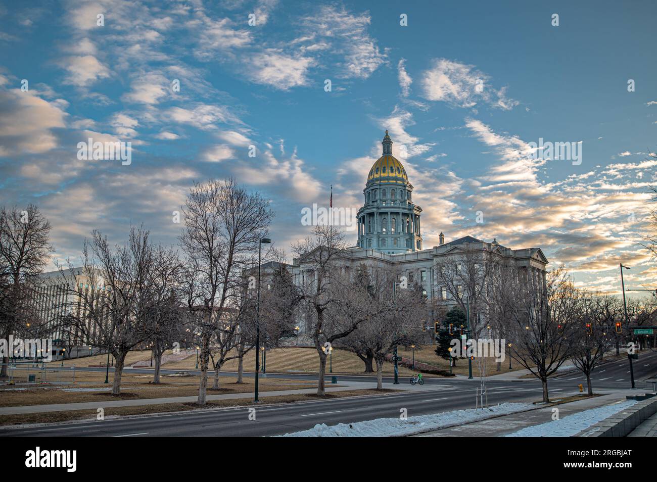 Das Kapitol in Denver, Colorado, wird an einem ruhigen Sonntagmorgen mitten im Winter bei Sonnenaufgang zu sehen sein. Stockfoto