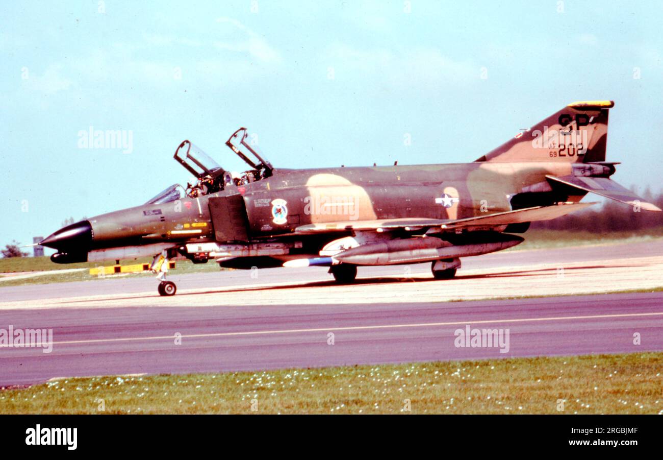 United States Air Force (USAF) - McDonnell Douglas F-4G Wild Weasel 69-7202 (msn 3855), der 81. Taktischen Kampfstaffel mit Sitz auf dem Luftwaffenstützpunkt Spangdahlem. (Erbaut als F-4E-43-MC, vermietet an die Royal Australian Air Force von 1970-1972 als A69-7202. Umgewandelt in F-4G Wild Weasel. Umgewandelt in QF-4G Drohne „AF146“ und in einem Raketentest aufgewendet, fliegt vom Luftwaffenstützpunkt Tyndall am 12. Juli 1998). Stockfoto