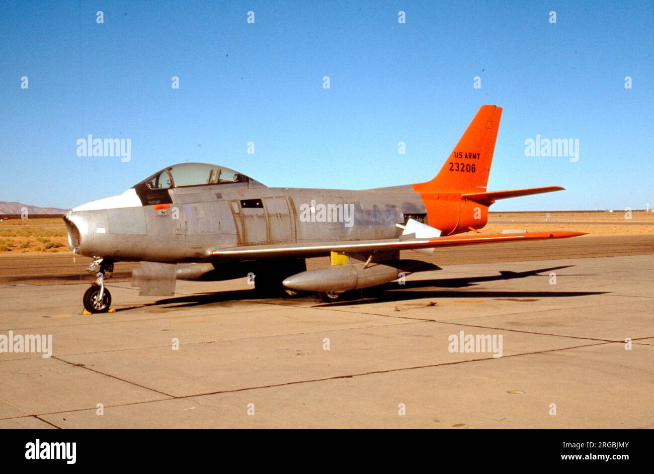 United States Army - Canadair CL-13 Mk.5 / QF-86E Sabre 23206 / N5592D (msn 996), betrieben für die US Army von Flight Systems Inc., Mojave, CA., wobei die Royal Canadian Air Force mit der Seriennummer „23206“ mit eingetragenem Eintragungskennzeichen N5592D geführt wird. Stockfoto