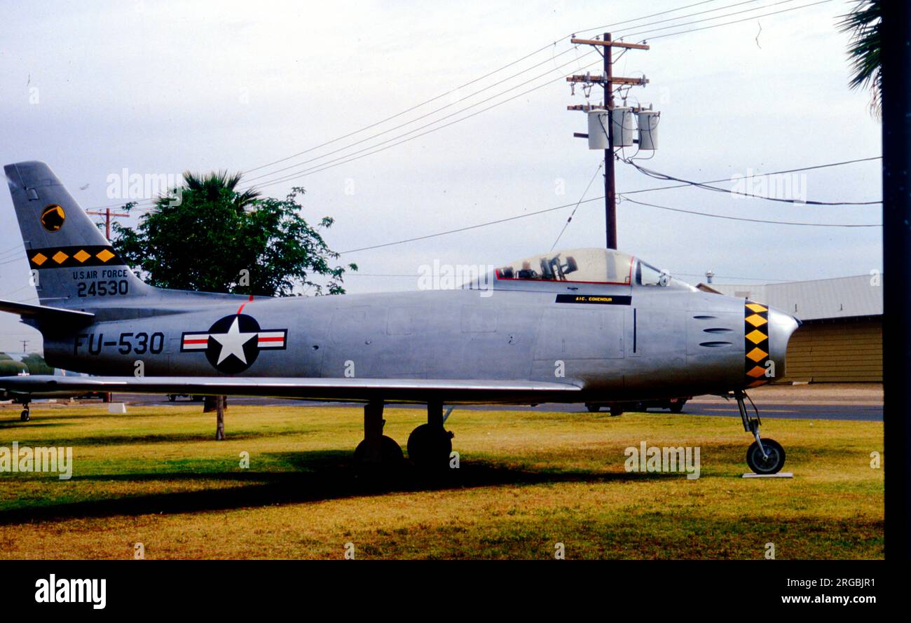 Nordamerikanische F-86F-30-NA Sabre 52-4530 (msn 191-226, Buzz-Nummer 'FU-4530'), ausgestellt bei Luke AFB, AZ Stockfoto